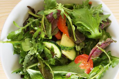 ahşap arka plan üzerinde sebze salatası