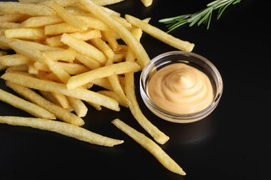 Patates kızartması ve peynir soslu