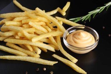 Patates kızartması ve peynir soslu