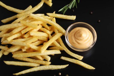 Patates kızartması ve peynir soslu