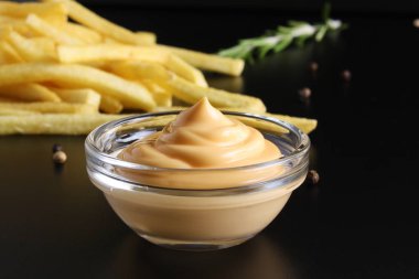 Patates kızartması ve peynir soslu