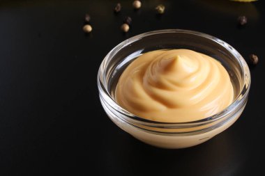 siyah bir zemin üzerine peynir sos