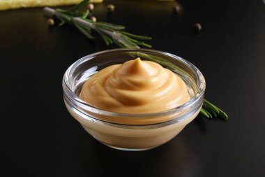 siyah bir zemin üzerine peynir sos