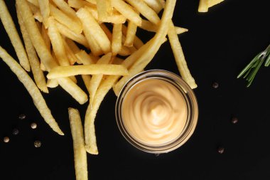 Patates kızartması ve peynir soslu