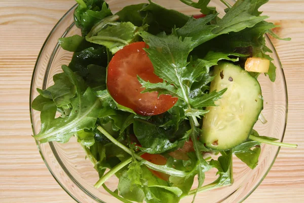 ahşap arka plan üzerinde sebze salatası