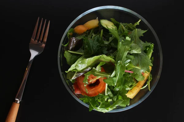 Siyah arka planda sebze salatası. — Stok fotoğraf