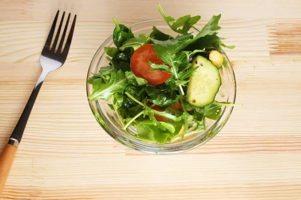 ahşap arka plan üzerinde sebze salatası