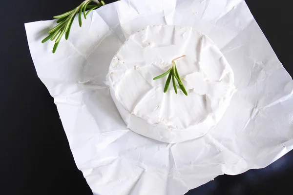 Brie kaas op blad — Stockfoto