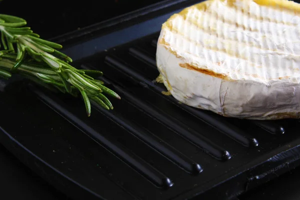 Brie cheese on the grill — Stock Photo, Image