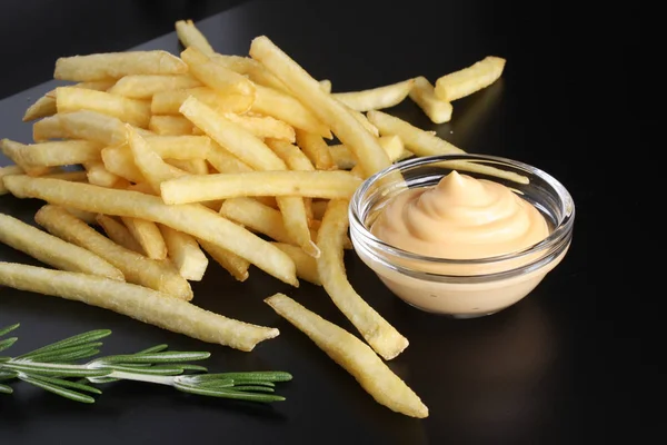 Patates kızartması ve peynir soslu