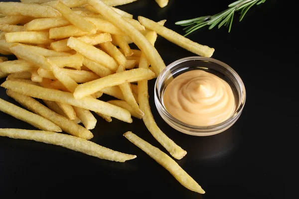 Patates kızartması ve peynir soslu