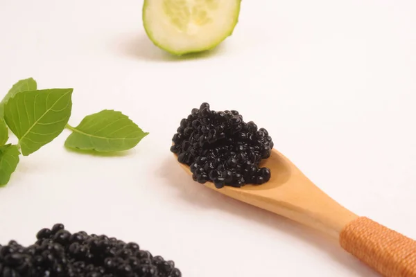 Caviar negro sobre fondo blanco — Foto de Stock