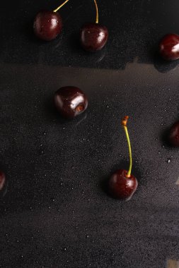 siyah arkaplanda kiraz