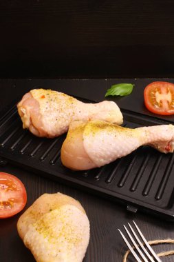 Izgara tavuk, domates ve fesleğen