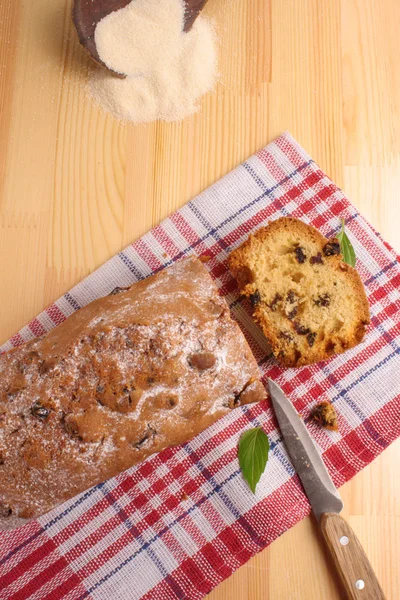 Cupcake con cuchillo de pasas y cuchara de madera —  Fotos de Stock