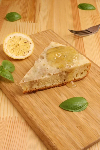 Шматочок лимона для торта — стокове фото
