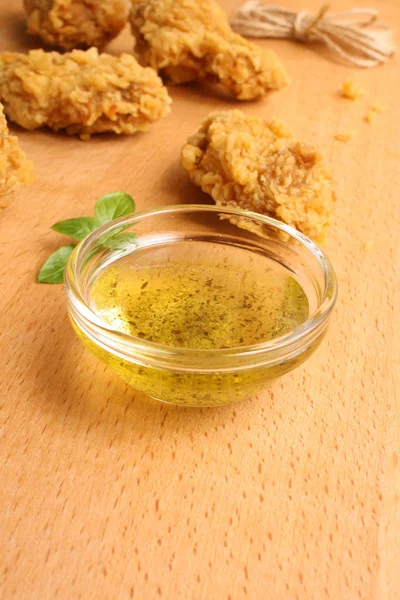 Aceite de oliva de girasol, hierbas, alas de pollo, frito — Foto de Stock