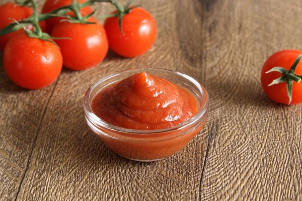 Molho de tomate ketchup tomates alecrim — Fotografia de Stock