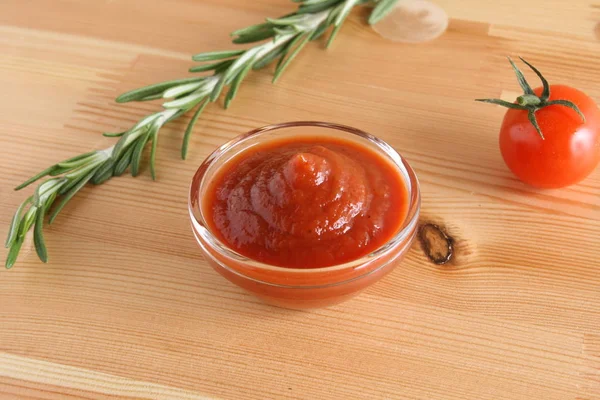 トマト ソース ケチャップ トマト ローズマリー — ストック写真