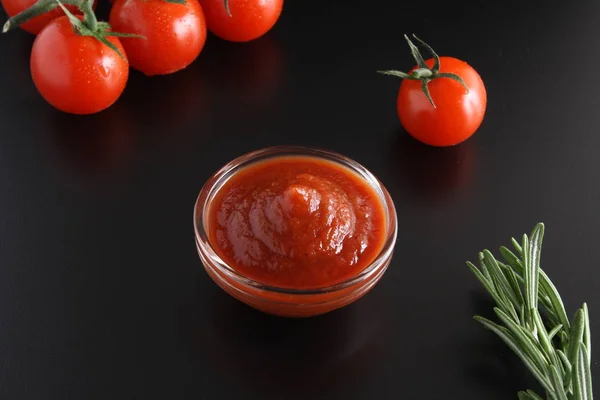 Sauce tomate ketchup tomates romarin — Photo