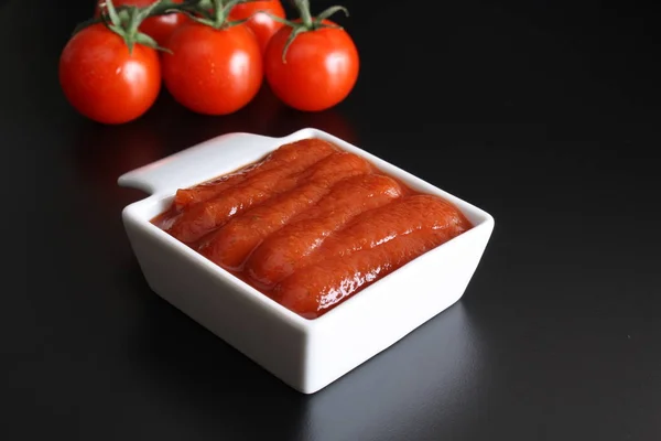 Томатный соус кетчуп помидоры розмарин — стоковое фото