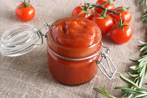 番茄汁番茄酱番茄迷迭香 — 图库照片