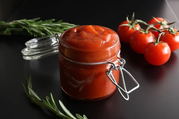 Salsa di pomodoro ketchup pomodori rosmarino — Foto Stock