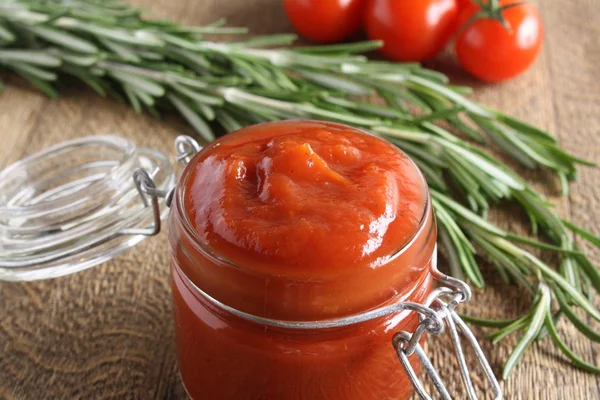 番茄汁番茄酱番茄迷迭香 — 图库照片