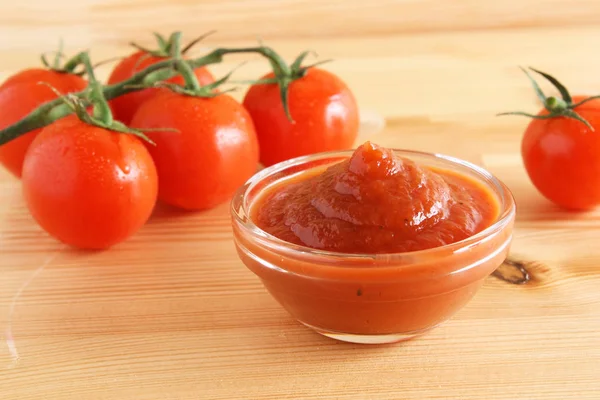 Paradicsom szósz ketchup paradicsom rozmaring — Stock Fotó