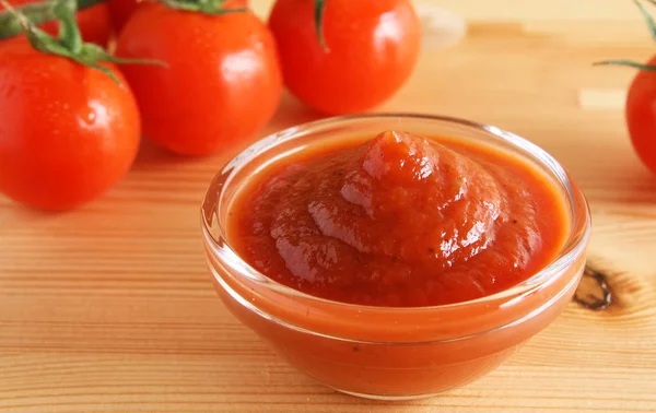 Salsa de tomate ketchup tomates romero — Foto de Stock
