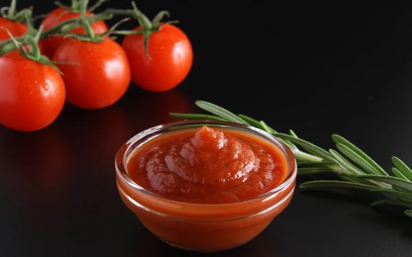 Molho de tomate ketchup tomates alecrim — Fotografia de Stock