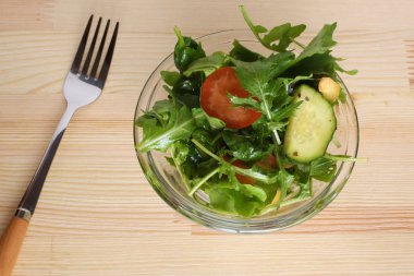 ahşap arka plan üzerinde sebze salatası