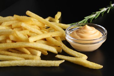 Patates kızartması ve peynir soslu