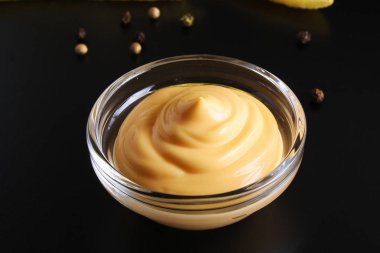 siyah bir zemin üzerine peynir sos