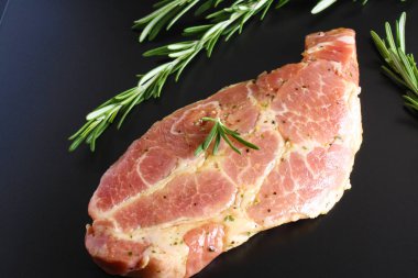 biftek domuz eti boyun, biberiye, Şarap turşusu