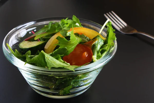 Plantaardige salade op een zwarte achtergrond — Stockfoto