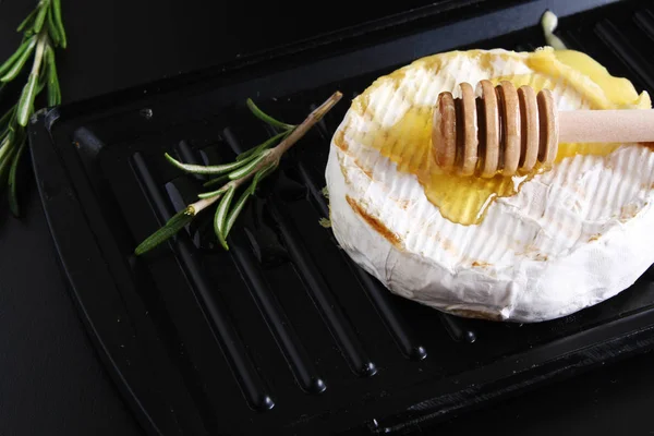 Camembert fromage miel grillé — Photo