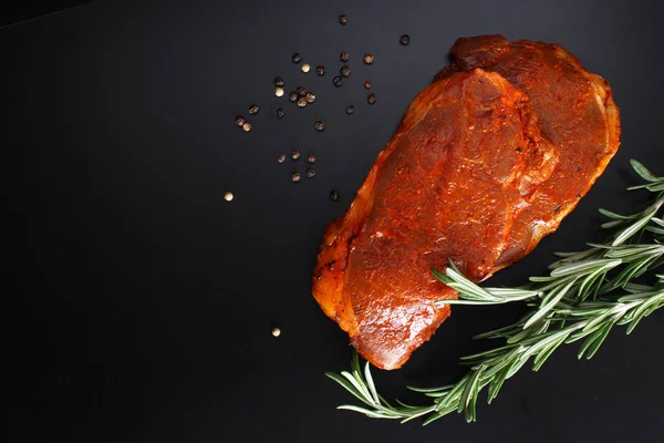 Bife de porco escalope, alecrim sobre um fundo escuro — Fotografia de Stock