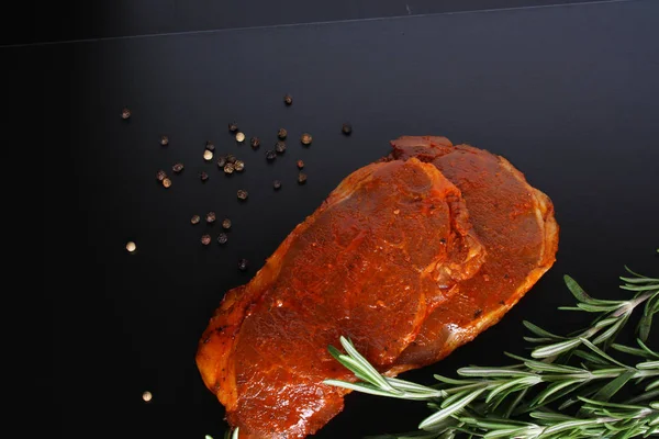 Escalope sertés steak, a rozmaring, a sötét háttér — Stock Fotó