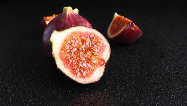 Figs on a black background — Stock Photo, Image