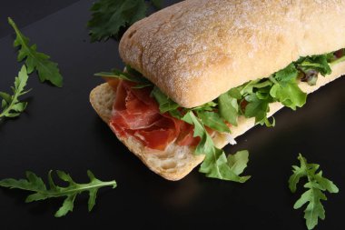 Jamon jambon serrano paleta düz, ciabatta sandviçle roka