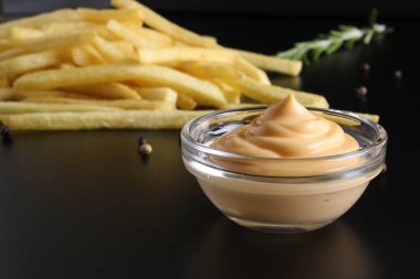 Patates kızartması ve peynir soslu
