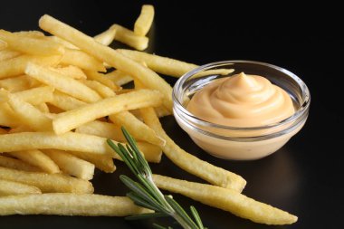 Patates kızartması ve peynir soslu