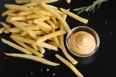 Patates kızartması ve peynir soslu