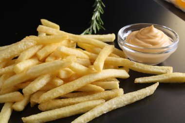 Patates kızartması ve peynir soslu