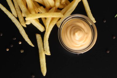 Patates kızartması ve peynir soslu