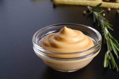 siyah bir zemin üzerine peynir sos