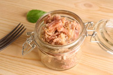 ahşap arka plan üzerinde konserve haşlanmış et