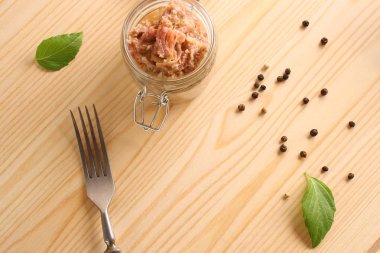 ahşap arka plan üzerinde konserve haşlanmış et