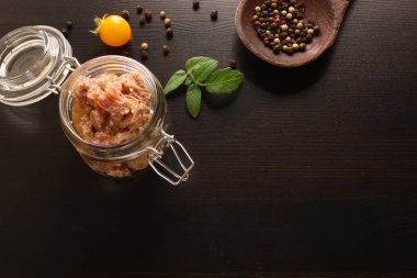 ahşap arka plan üzerinde konserve haşlanmış et